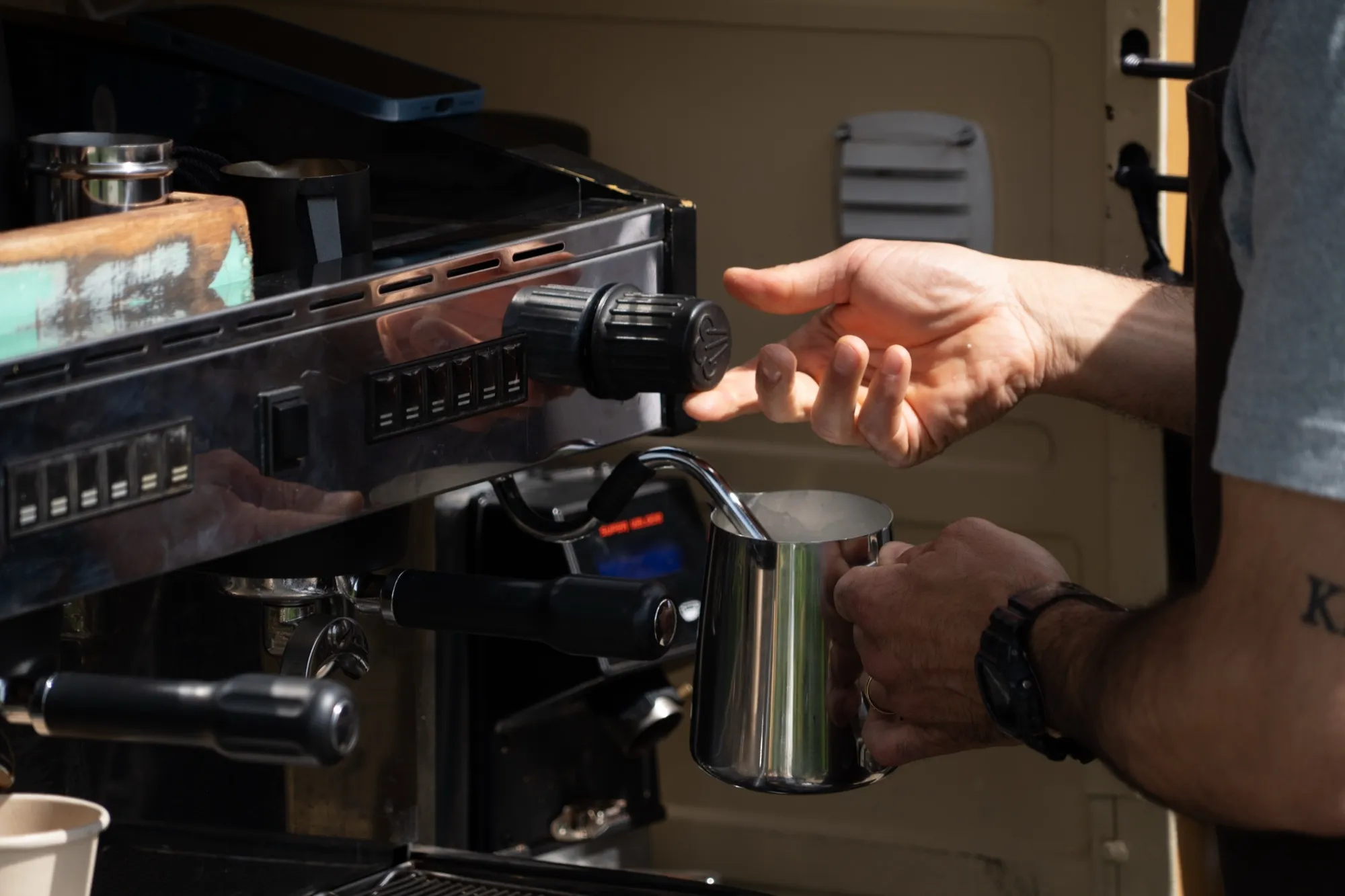 GRANŌ barista brygger espresso på messestanden